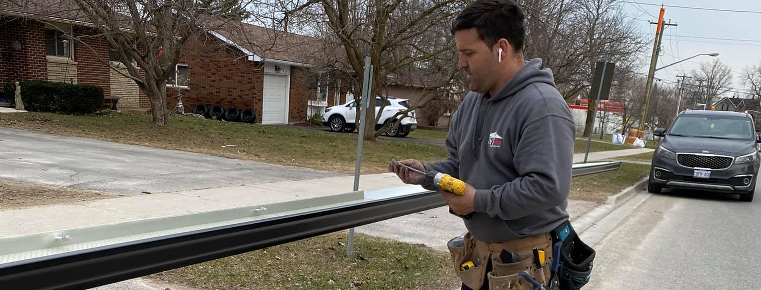 169901904_3879906025402927_2851022315603956946_n Faytrim employee working on an eavestrough.